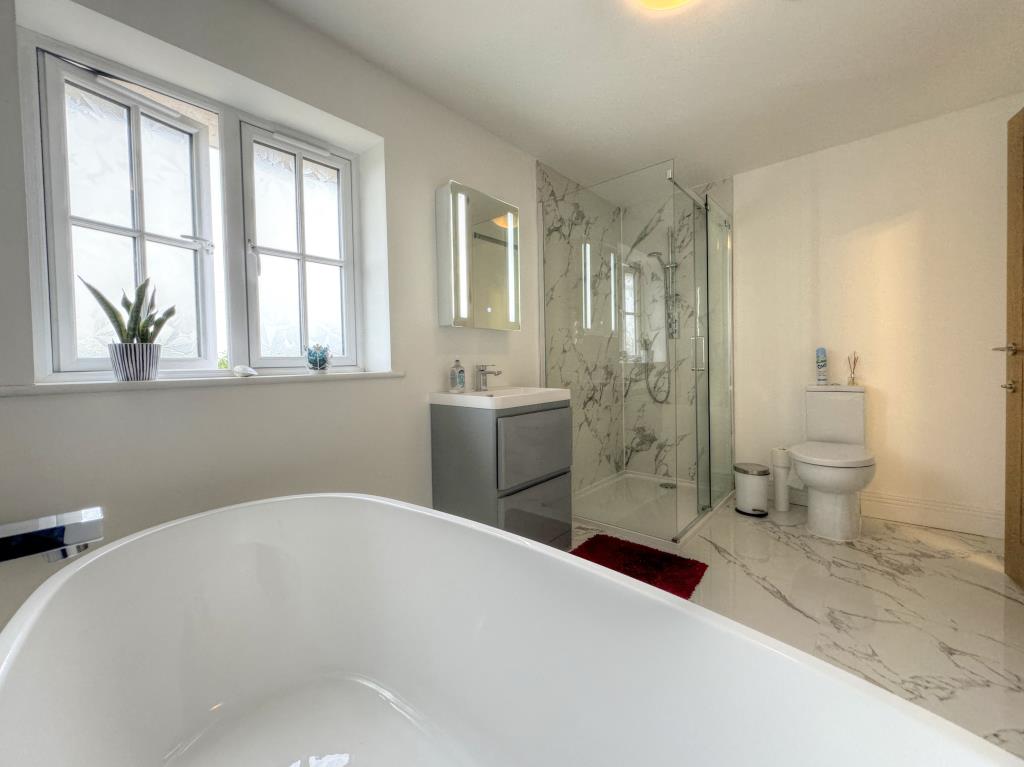 Lot: 142 - THREE-BEDROOM NEW BUILD HOME - Family bathroom